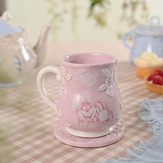 Disney Alice in Wonderland mok met reliëf van Cheshire Cat: Roze keramische mok met geglazuurde afwerking, geïnspireerd door het fantasieverhaal.