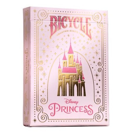 Betreed een betoverende wereld met de Bicycle Princess speelkaarten. Elke kaart is prachtig geïllustreerd met geliefde Disney prinsessen, waardoor elk spel een magische ervaring wordt. Compleet met 54 kaarten (inclusief jokers) van hoogwaardig karton en standaard speelkaart formaat. Perfect voor prinsessenliefhebbers van alle leeftijden!