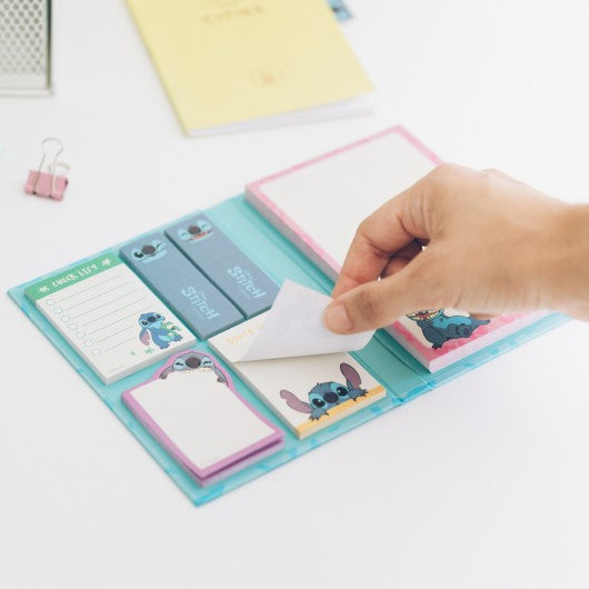 Handige Stitch Sticky Notepad Set met levendige Stitch-illustraties, bevat een notitieblok en 5 verschillende sticky notitieblokken in A6 formaat.