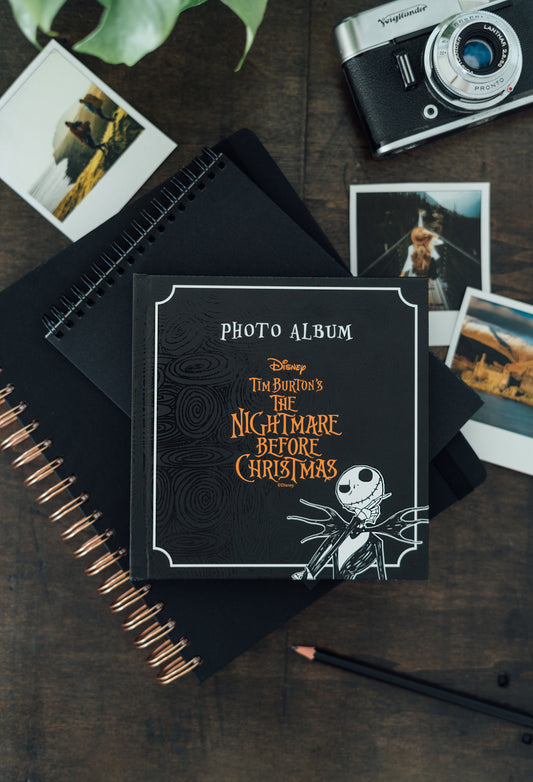 Verken de duistere en betoverende wereld van Tim Burton's klassieker met dit prachtige fotoalbum, geïnspireerd op The Nightmare Before Christmas.