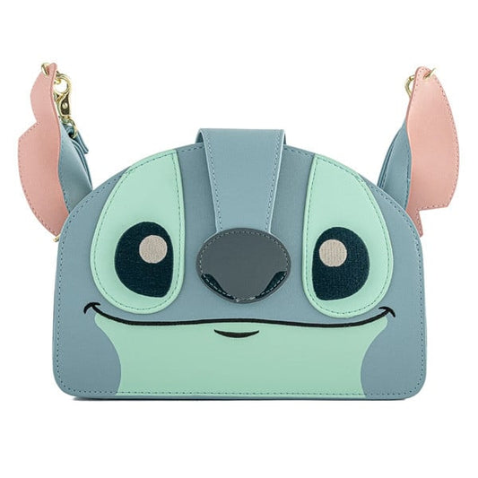 Voeg een tropisch tintje toe aan je outfit met de Loungefly Stitch Luau Crossbody Bag! Met een vrolijk ontwerp van Stitch in een tropisch luau-thema, is deze tas een must-have voor Disney-fans. Het ruime interieur en de handige schouderband maken het de ideale keuze voor zowel stijl als functionaliteit. Perfect voor al je avonturen in de zon!