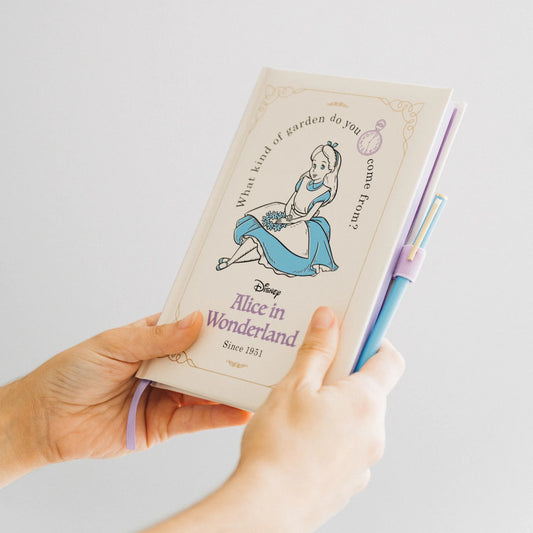 Duik in een fantasierijke wereld met een A5-notitieboek met soft-touch matte afwerking, afgeronde hoeken en 90 vellen dik papier.