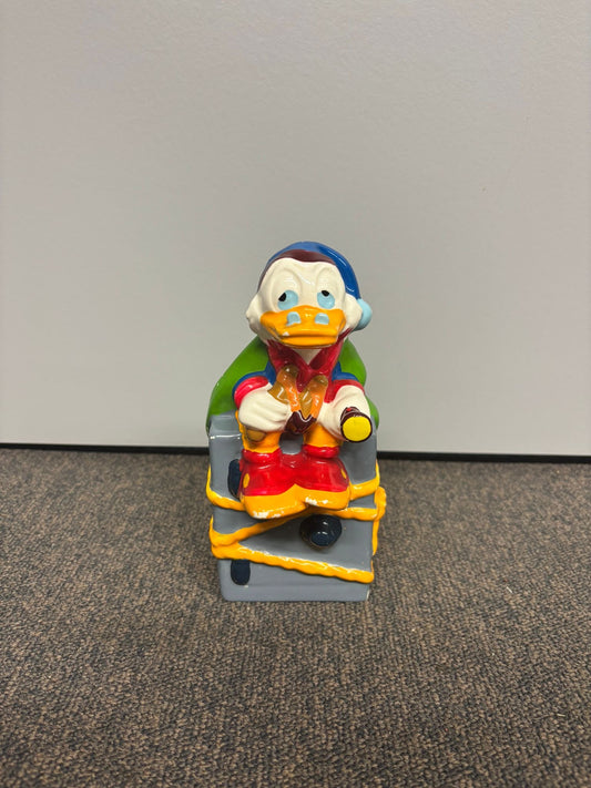 Disney Dagobert Duck spaarpot ‘Bewaakt de Kluis’, met gedetailleerd ontwerp en de iconische miljonairseend die zijn kluis beschermt.