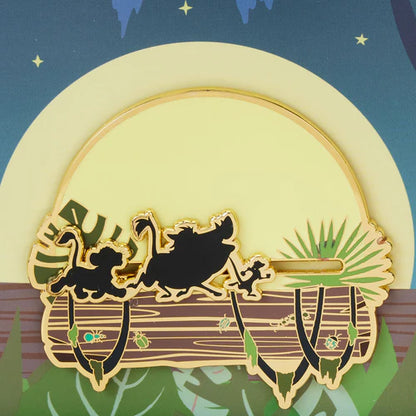 Breng de sfeer van Hakuna Matata tot leven met de Loungefly Lion King 30th Anniversary 3” Collector Box Pin. Timon, Pumbaa en Simba wandelen onder een glanzende volle maan op deze emaille pin.