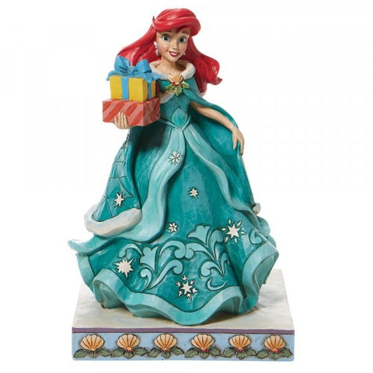 "Disney Traditions Ariel met Geschenken: Een prachtig vormgegeven beeld dat Ariel uit Disney's 'De Kleine Zeemeermin' toont, omringd door betoverende geschenken. Een must-have voor Disney-verzamelaars."
