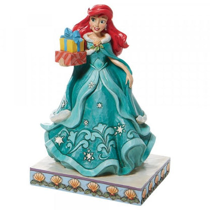 "Onderwater Elegante Ariel: Disney Traditions Ariel met Geschenken toont Ariel in haar zeemeerminpracht, versierd met heerlijke cadeaus. Een mooie toevoeging aan de collectie van elke Disney-liefhebber."