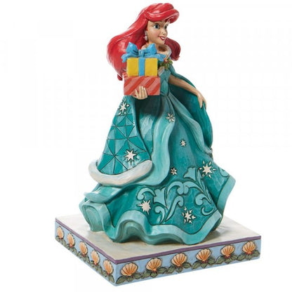 "Ariel's Schatten: Dit Disney Traditions-beeld toont Ariel en haar schat aan speciale geschenken, perfect voor fans van 'De Kleine Zeemeermin' en prachtige Disney-kunst."