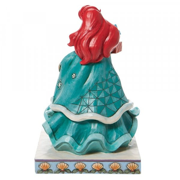 "Ariel's Feestelijke Magie: Disney Traditions Ariel met Geschenken brengt de vreugde van het feestseizoen met Ariel en haar prachtig gedetailleerde geschenken, een betoverend stuk voor Disney-liefhebbers."