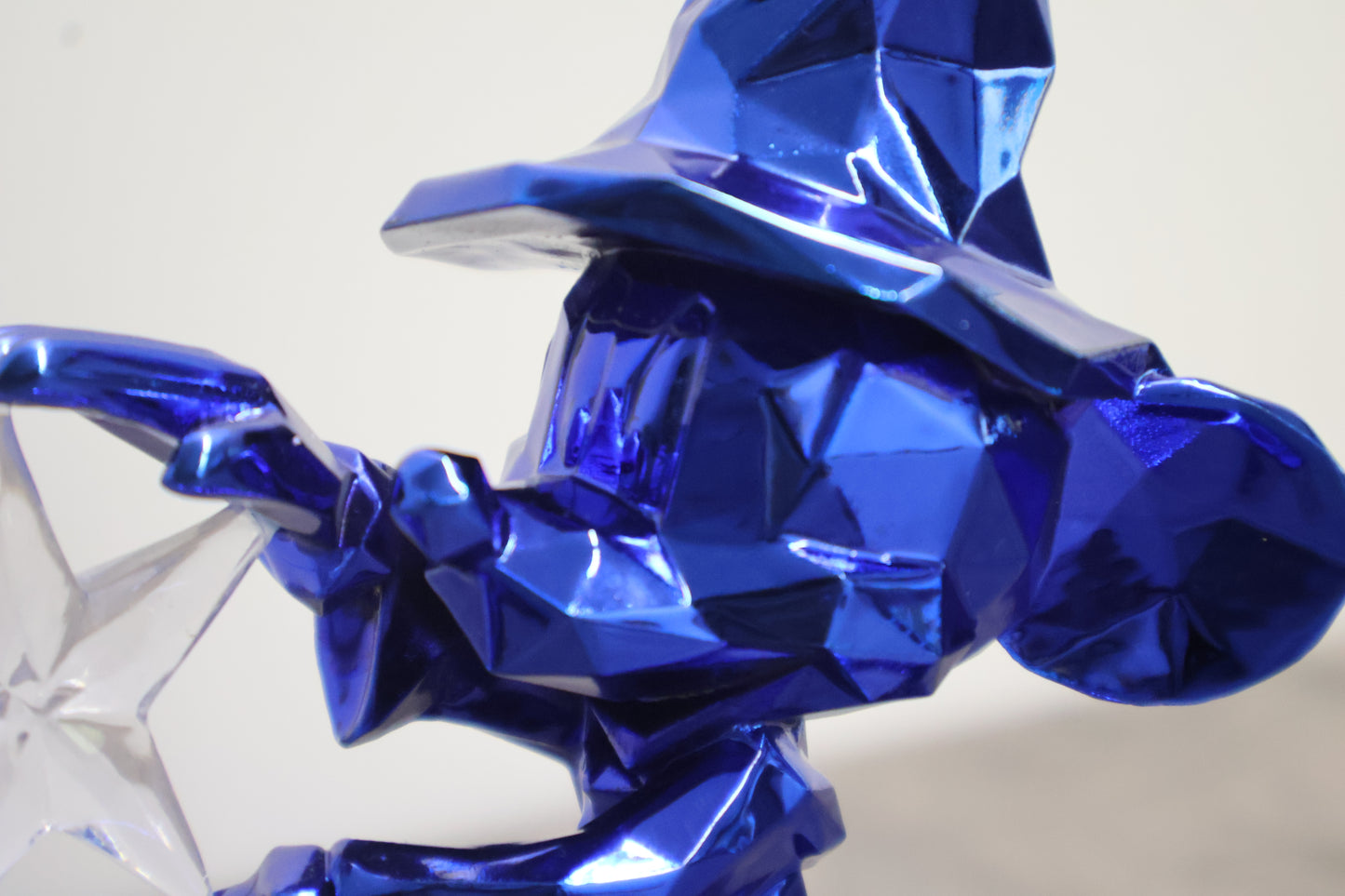 Sorcerer Blue sculptuur met hedendaagse artistieke flair.