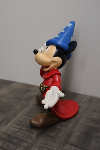 Iconische Sorcerer Mickey met hoed en gewaad.