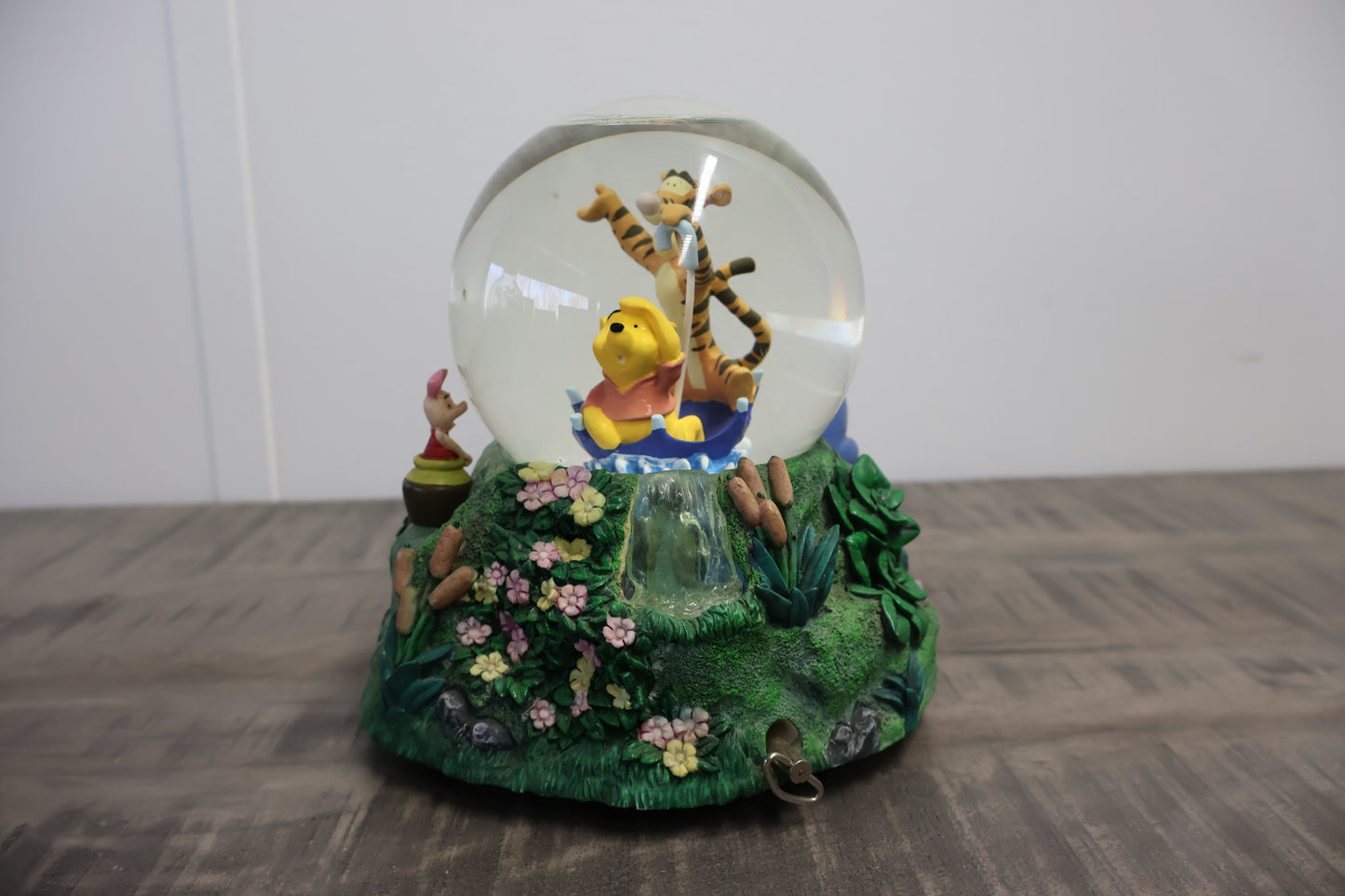 Een magische Winnie the Pooh globe vol avontuur! Voeg deze prachtige en gedetailleerde sneeuwbol toe aan je Disney-collectie en breng een stukje Honderd-Bunderbos naar huis.