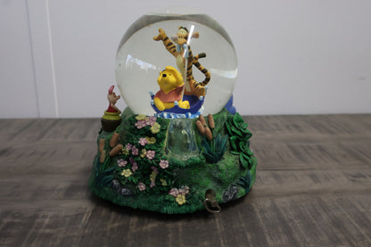 Winnie the Pooh en Vrienden Globe – Een magische sneeuwbol met gedetailleerde figuren van Pooh, Teigetje, Knorretje en meer. Perfect voor Disney-verzamelaars!