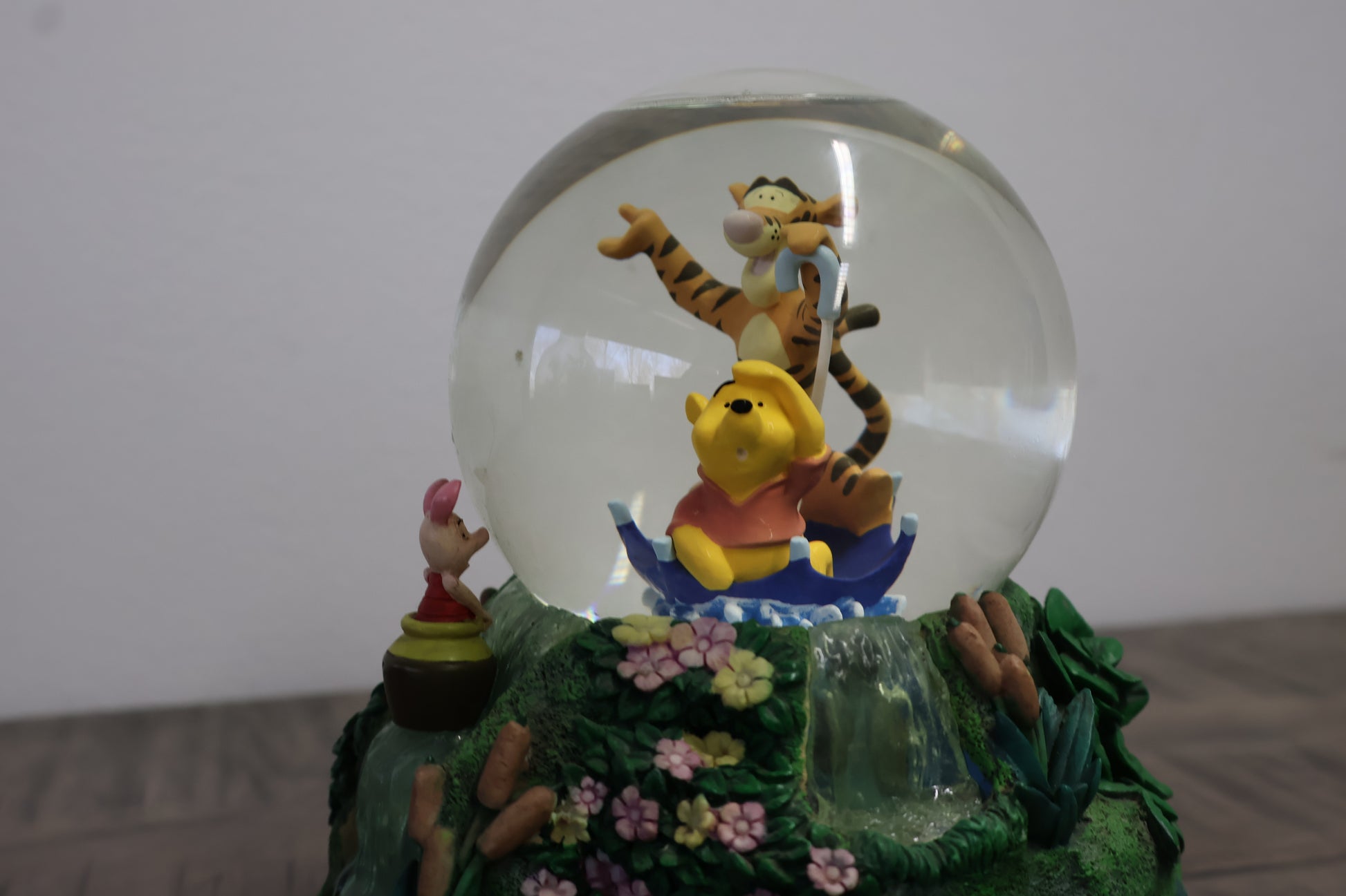 Breng de magie van het Honderd-Bunderbos naar je huis met deze prachtige Winnie the Pooh globe. Een gedetailleerd en kleurrijk verzamelobject voor Disney-liefhebbers.