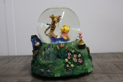 Voeg een stukje Disney-magie toe met de Winnie the Pooh en Vrienden Globe! Gedetailleerde weergave van je favoriete Pooh-personages in een levendige sneeuwbol.