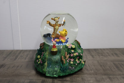 Winnie the Pooh en vrienden in een magische sneeuwbol! Het perfecte verzamelobject voor iedereen die van Disney en het Honderd-Bunderbos houdt.