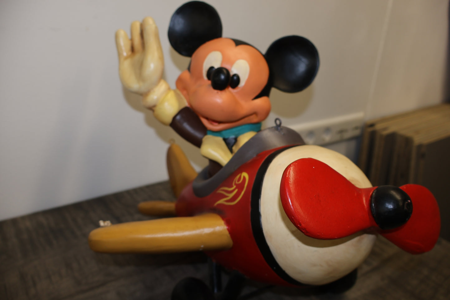 Vintage Mickey Mouse Airplane beeld met gedetailleerd ontwerp en klassieke pilotenstijl – een must-have voor verzamelaars!