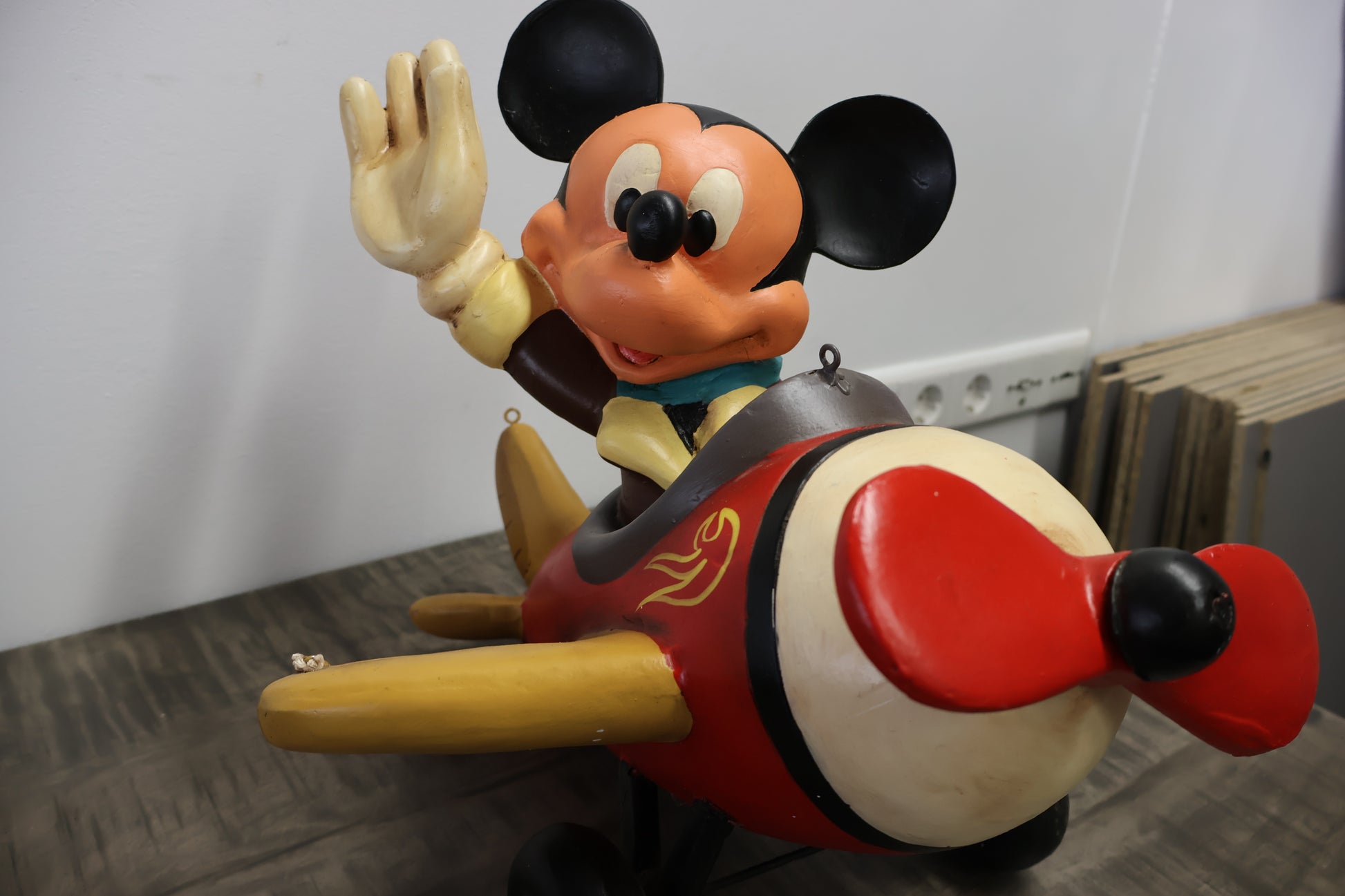 Uniek Mickey Mouse Airplane beeld in pilotenoutfit – de perfecte toevoeging aan elke Disney-collectie!