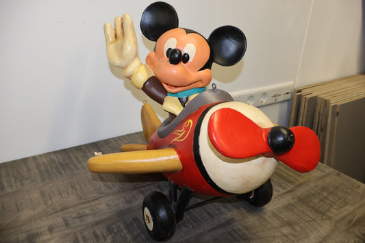 Mickey Mouse Airplane beeld – Uniek verzamelobject met Mickey in een bruine pilotenjas, perfect voor Disney-fans!