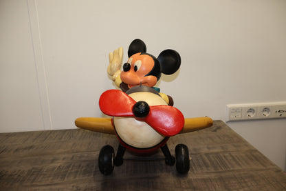 Voor Disney-liefhebbers: Mickey Mouse als piloot in dit prachtige vliegtuigbeeld – een echte eyecatcher!