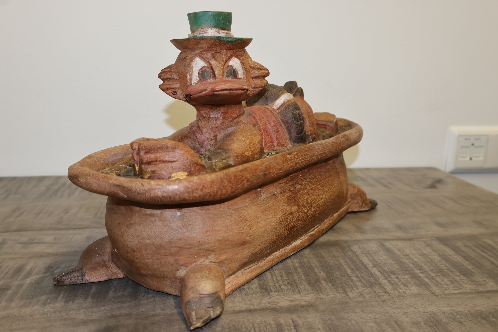 Uniek verzamelobject: Dagobert Duck in zijn iconische badkuip! Perfect voor Disney- en DuckTales-fans die houden van bijzondere collectibles.