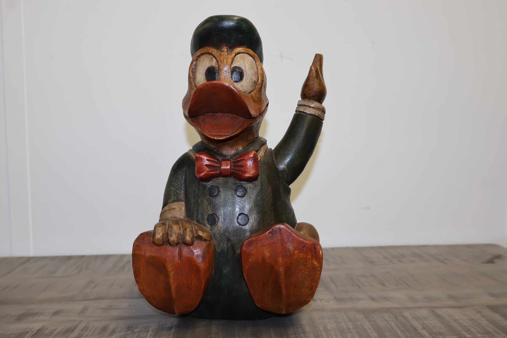 Vintage houten Donald Duck beeld – Handgemaakt en gedetailleerd, perfect voor Disney-verzamelaars die houden van retro items.