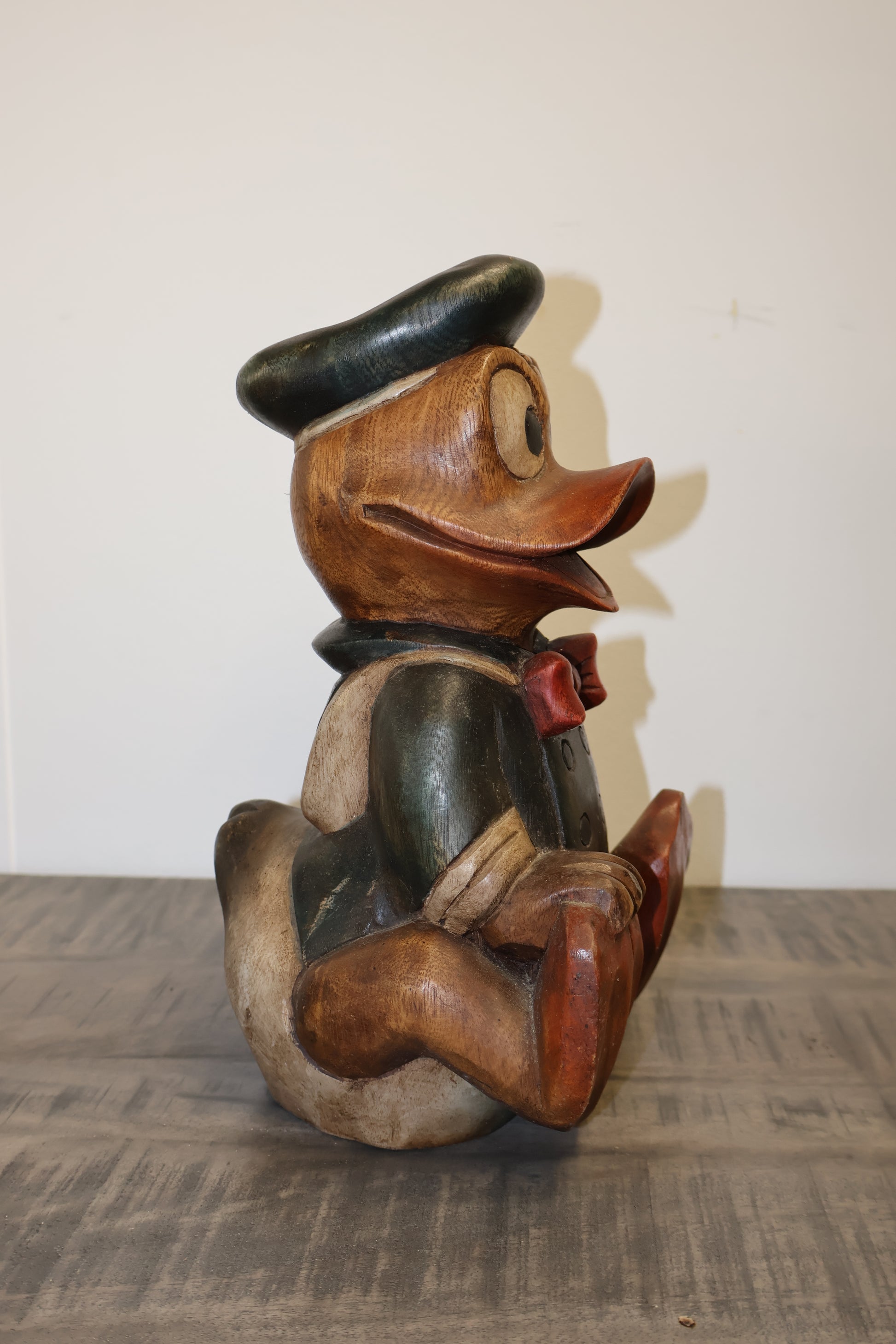 Donald Duck in vintage houten stijl! Een uniek en gedetailleerd beeld voor verzamelaars die houden van klassieke Disney-items.