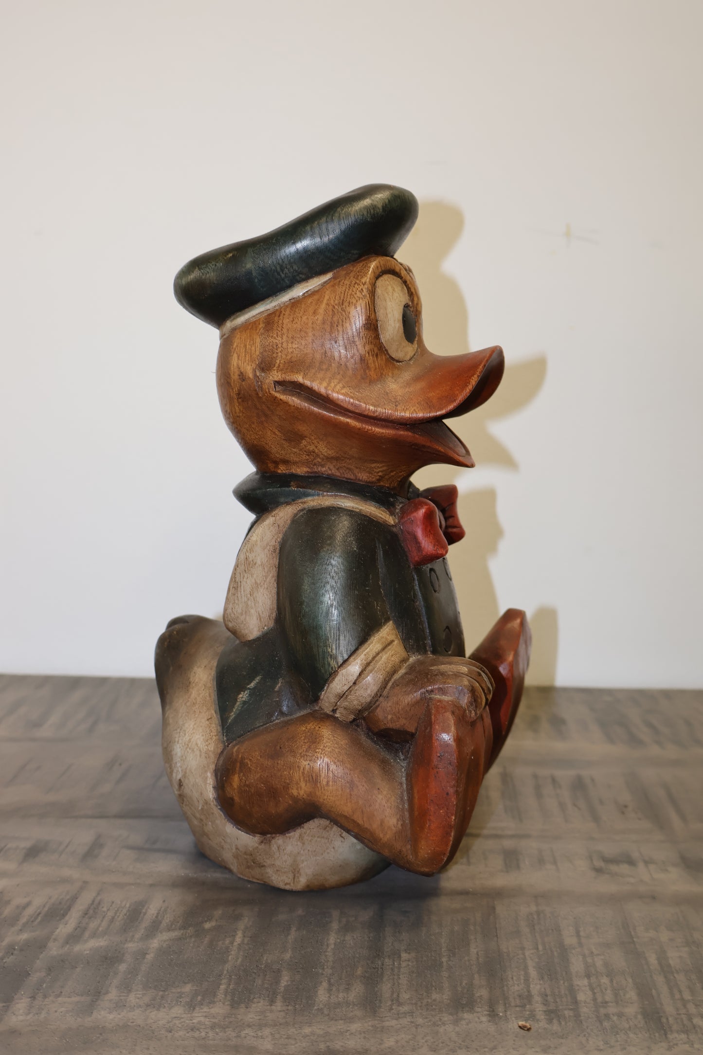 Vintage houten Donald Duck beeld – Een prachtig retro verzamelobject met gedetailleerde handgemaakte afwerking, perfect voor Disney-fans.