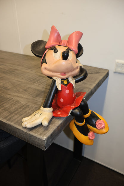 Een vintage Minnie Mouse beeld in zittende houding – de perfecte aanvulling voor je Disney-collectie of als decoratie in je huis!