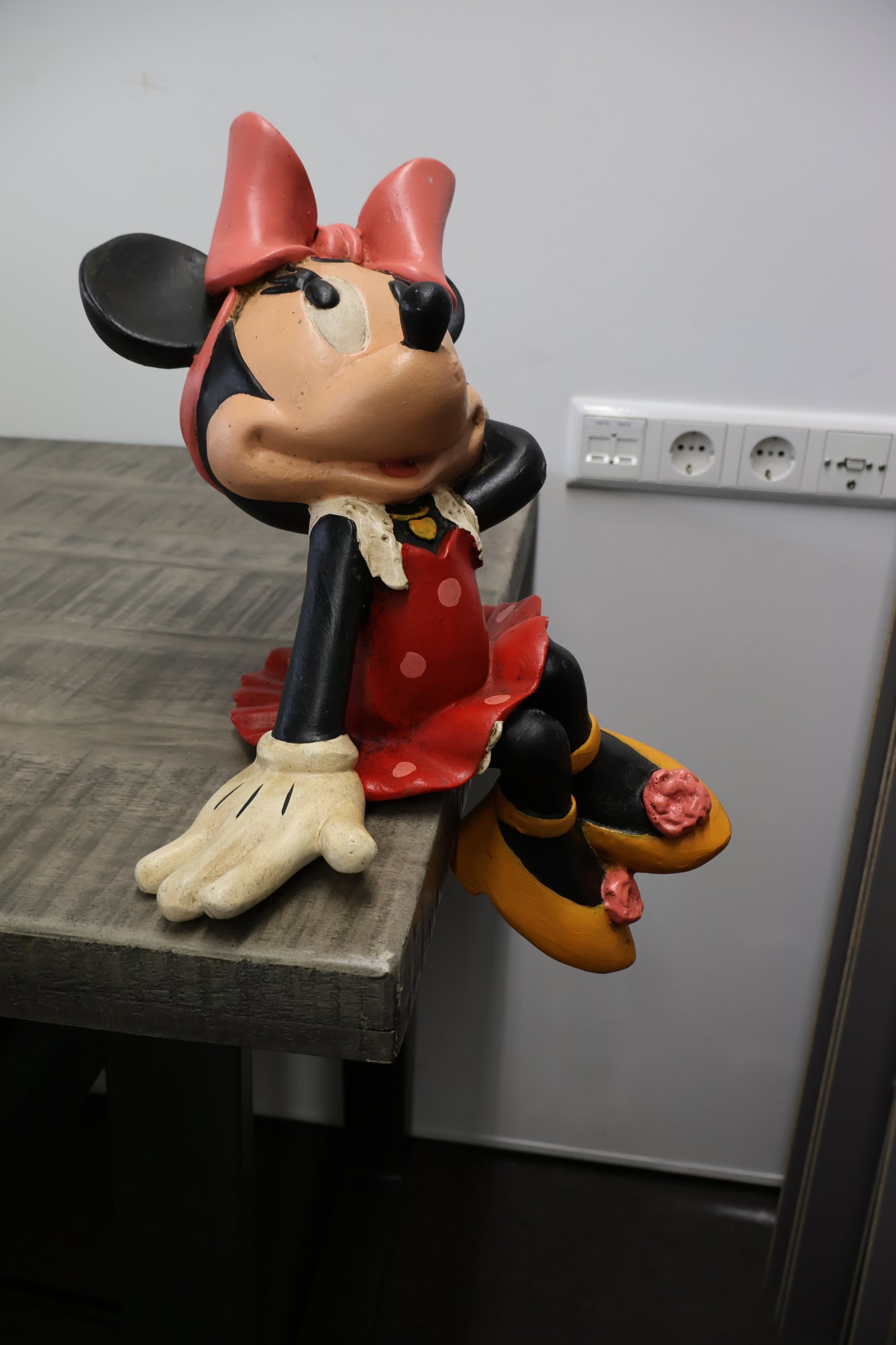 Breng Minnie Mouse in klassieke stijl naar je huis met dit prachtige zittende beeldje – perfect voor verzamelaars en Disney-fans!