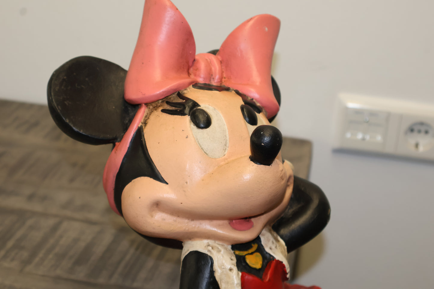 Schattige Minnie Mouse in een zittende pose! Dit gedetailleerde beeld is een must-have voor iedere Disney-verzamelaar.