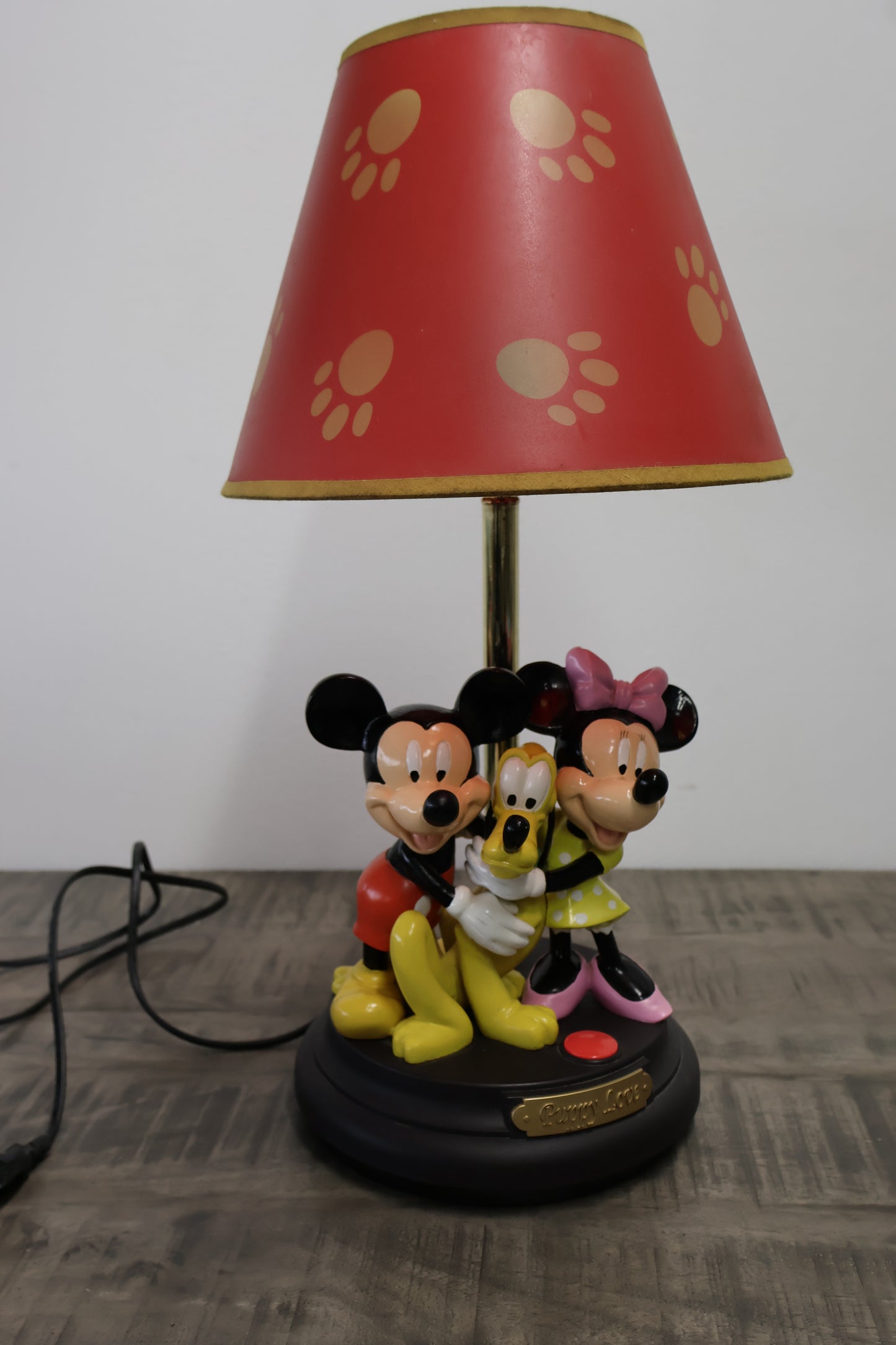 Breng een stukje Disney-magie in huis met deze vintage lamp featuring Mickey, Minnie en Pluto – een must-have voor verzamelaars!