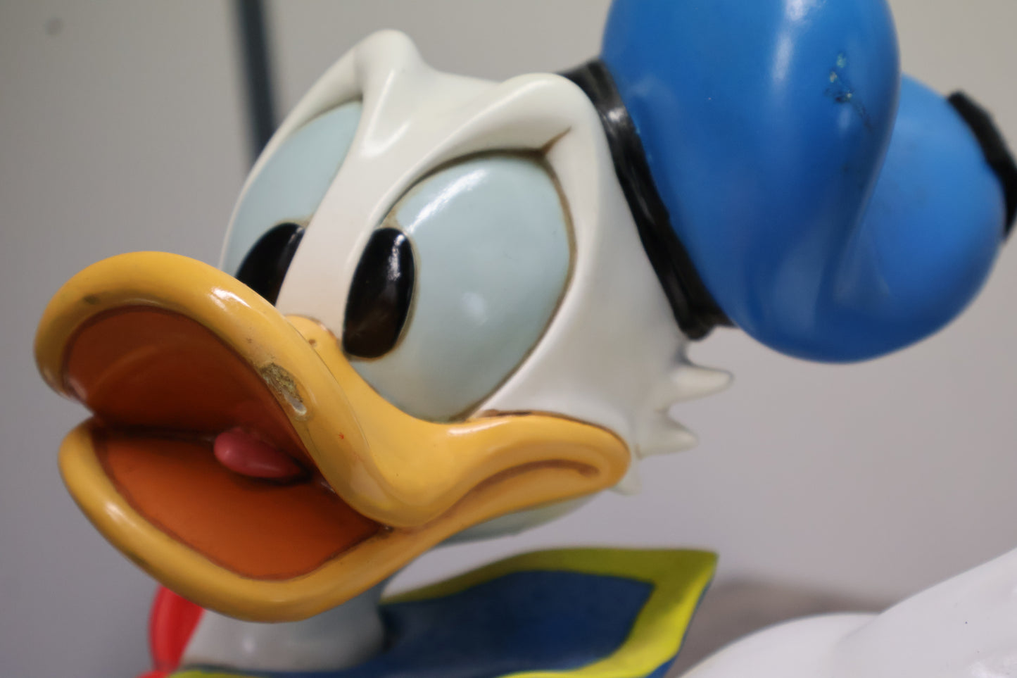 Donald Duck Beeld – een speelse en gedetailleerde weergave van je favoriete Disney-personage in actie!