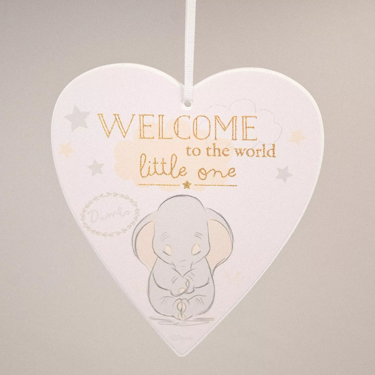 Bewaar een bijzondere herinnering met de Dumbo hartplaquette van Disney. Deze schattige plaquette toont Dumbo die slaapt, vergezeld van de boodschap 'Welcome to the world' in gouden glitterletters, en is een perfect cadeau voor een pasgeborene.