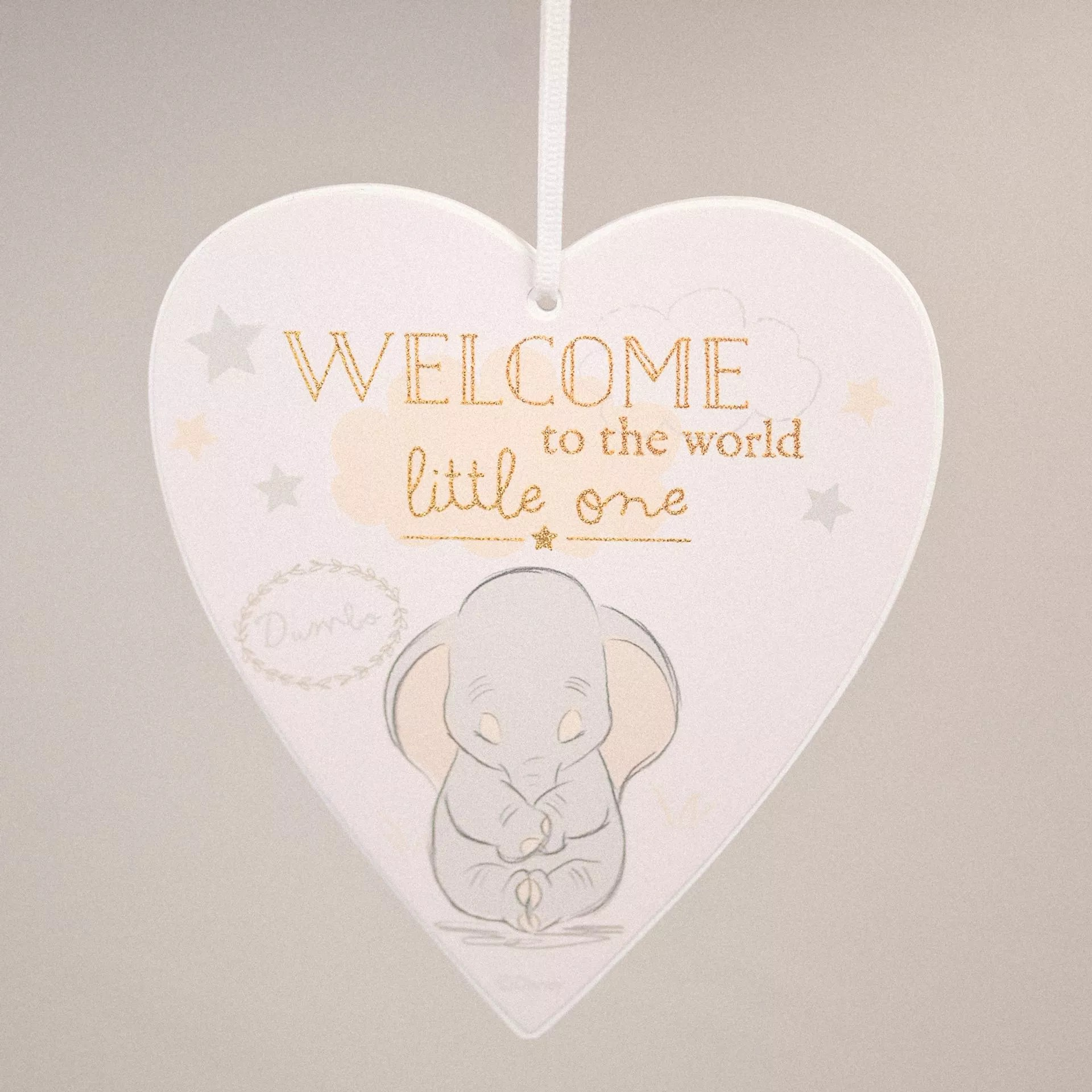 Bewaar een bijzondere herinnering met de Dumbo hartplaquette van Disney. Deze schattige plaquette toont Dumbo die slaapt, vergezeld van de boodschap 'Welcome to the world' in gouden glitterletters, en is een perfect cadeau voor een pasgeborene.