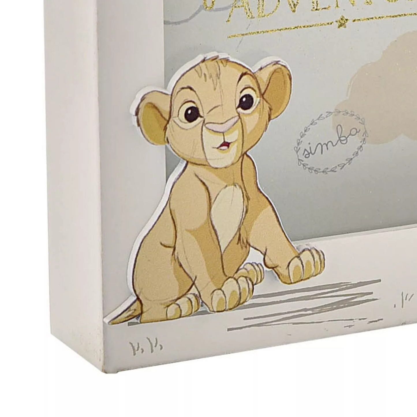 Bewaar wat extra voor je kindje met de Simba spaarpot van Disney. Het witte houten ontwerp met een geïllustreerde Simba en een pastelachtergrond van wolken en sterren maakt het een betoverende aanvulling op de babykamer.