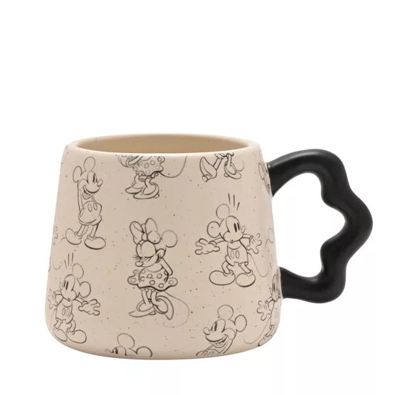 Een speelse en charmante mok in de vorm van Mickey Mouse's hoofd, gemaakt van duurzaam keramiek, ideaal voor koffie, thee of warme chocolademelk.