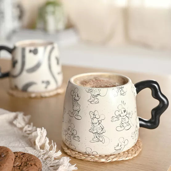 Een Disney Mickey Shaped Character Mug van hoogwaardig keramiek met het iconische hoofd van Mickey Mouse, perfect voor zowel warme als koude dranken.