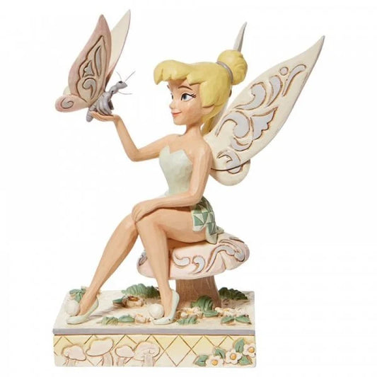 "Disney Traditions Tinkerbell 'Passionate Pixie' beeldje: Een prachtig eerbetoon aan de charmante Tinkerbell, vastgelegd in een schitterend beeldje voor Disney-fans en verzamelaars."
