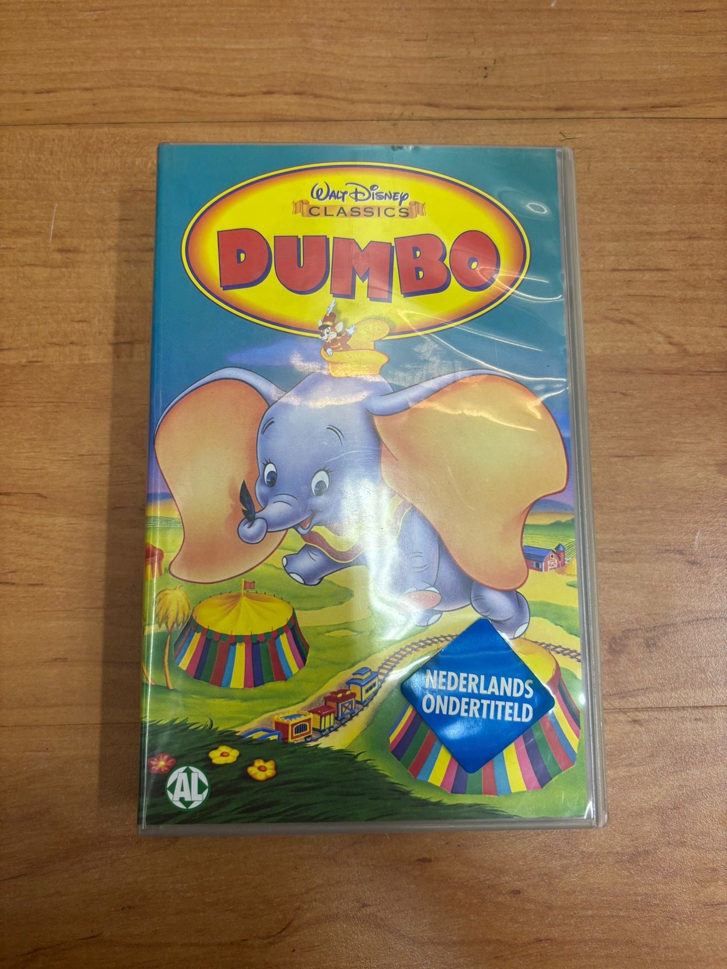 Disney’s Dumbo op originele VHS! Beleef het ontroerende verhaal van het lieve olifantje met grote oren dat leert vliegen. Een tijdloze klassieker vol magie en nostalgie!