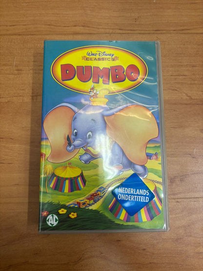 Disney’s Dumbo op originele VHS! Beleef het ontroerende verhaal van het lieve olifantje met grote oren dat leert vliegen. Een tijdloze klassieker vol magie en nostalgie!