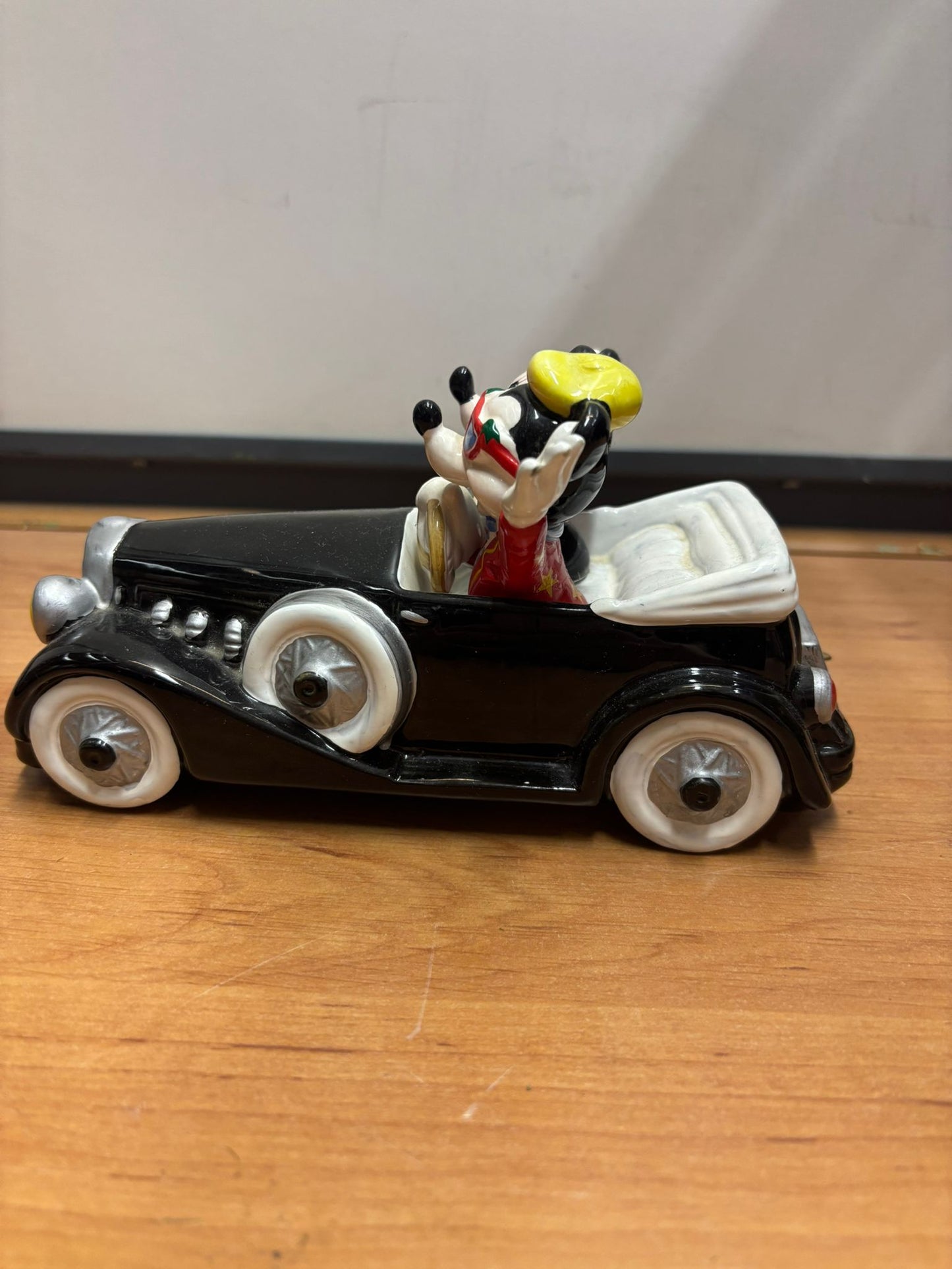 Mickey en Minnie Mouse in auto muziekdoos