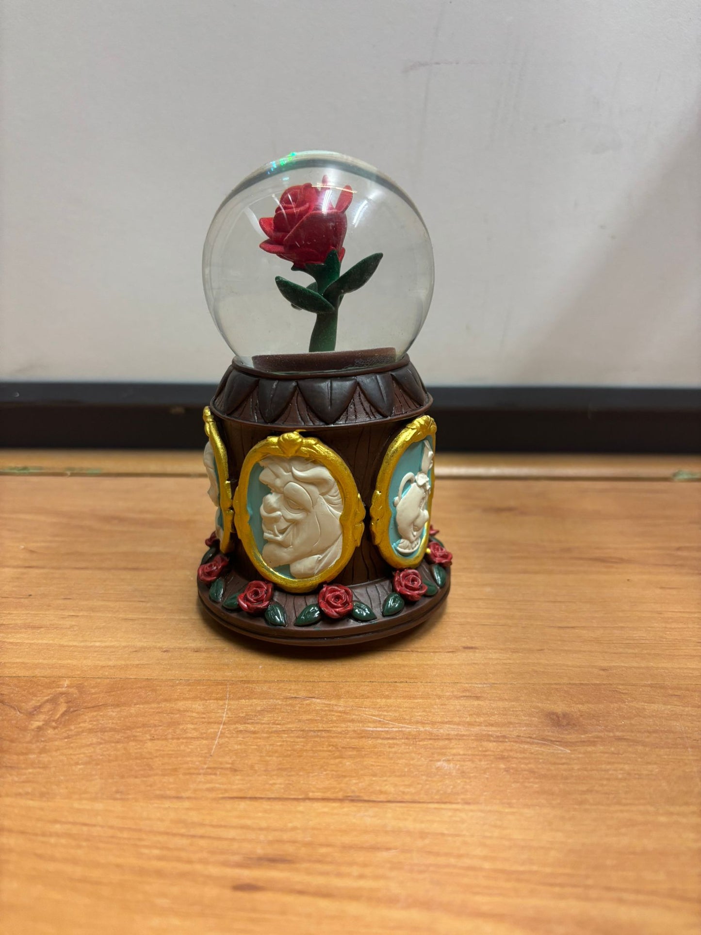 Disneyland Parijs Beauty and the Beast Snowglobe