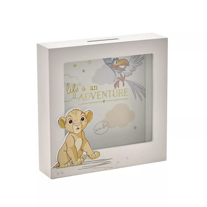 Begin een spaarpotje voor je kleintje met de Simba spaarpot van Disney. Deze charmante houten spaarpot, met een schattige tekening van Simba en de tekst 'Life’s an adventure' in gouden glitter, is een perfect cadeau voor nieuwe ouders.