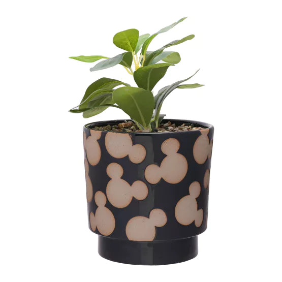 Breng wat kleur en Disney-magie in huis met deze Mickey Shapes zwarte plantenpot van DISNEY®, compleet met een glanzende afwerking en een blootgesteld Mickey-hoofd ontwerp.