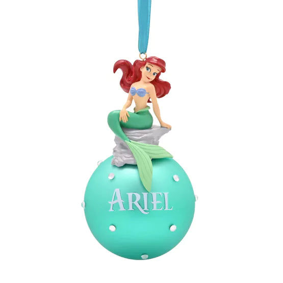 Glazen kerstbal versierd met Disney’s Ariel, perfect voor een sprankelende en magische kerstdecoratie.