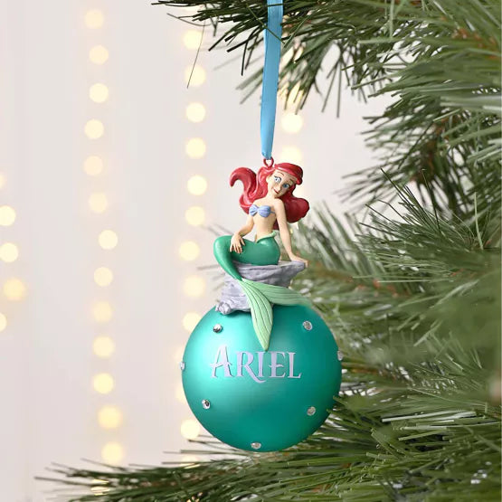 Betoverende kerstbal met Ariel, ideaal om op te hangen aan de kerstboom of als opvallend decoratief stuk.