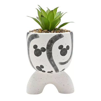 Breng charme in elke kamer met de Mickey Shapes arch-footed planter, een unieke en functionele plantenbak die elke ruimte opvrolijkt.