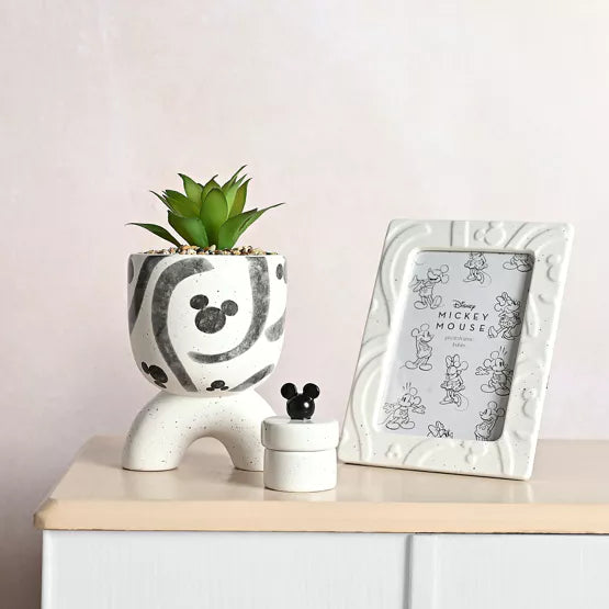 Voeg een speelse touch toe aan je interieur met onze Mickey Shapes arch-footed planter, een vrolijk decoratief element met een nep plant geïnspireerd door Mickey Mouse.