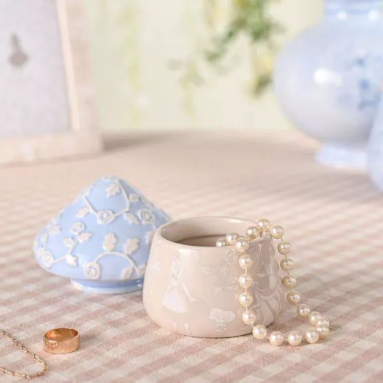 Deze prachtige mushroom trinket box is ideaal voor het veilig opbergen van je waardevolle spullen en brengt een charmante sfeer in elke kamer.