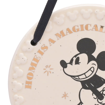 "Mickey Mouse Wandbordje voor Disney-liefhebbers: Dit Disney Home wandbordje met Mickey Mouse is een leuke en stijlvolle toevoeging aan je interieur, waardoor je kamer een magische touch krijgt."